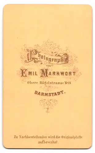 Fotografie Emil Markwort, Darmstadt, Obere Hügelstrasse 18, Portrait hübsch gekleidete Dame mit Amulett