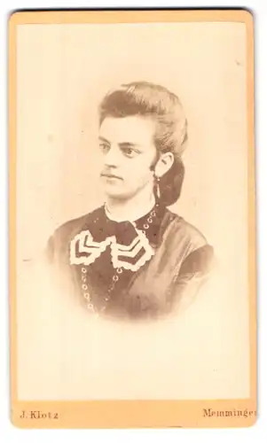 Fotografie J. Klotz, Memmingen, Portrait modisch gekleidete Dame mit Halskette
