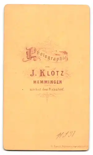 Fotografie J. Klotz, Memmingen, Portrait modisch gekleidete Dame mit Halskette