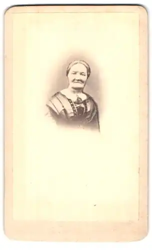 Fotografie Ed. Nädelin, Nürtingen, Portrait ältere Dame im hübschen Kleid