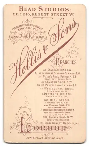 Fotografie Hellis & Sons, London, 30 Clapham Road, Damen im Sonntagskleid