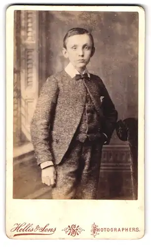 Fotografie Hellis & Sons, London, 30 Clapham Road, bürgerlicher Junge im Anzug