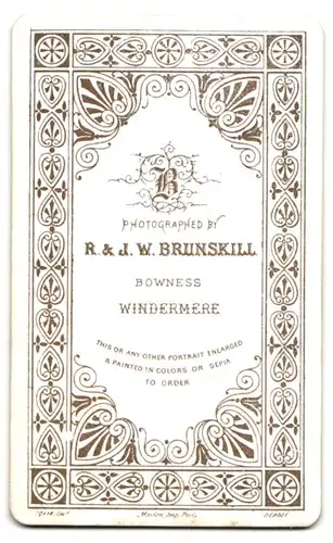 Fotografie R. & J. W. Brunskill, Bowness, Windermere, Kind im Taufkleid