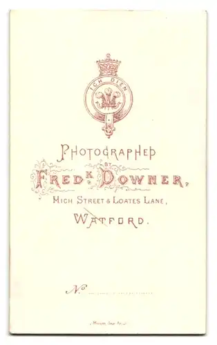 Fotografie Fred. Downer, Watford, Loates Lane, bürgerliche Dame auf Chaiselongue