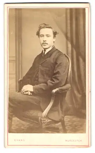 Fotografie Evans, Worcester, Tallow Hill, junger Mann im Anzug