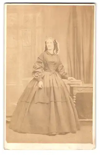 Fotografie F. Joubert, Bayswater, 36 Porchester Terrace, ältere Frau in ausladendem Kleid