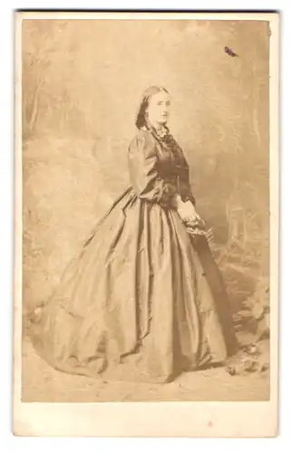 Fotografie F. Joubert, Bayswater, 36 Porchester Terrace, junges Fräulein in schwarzem Kleid