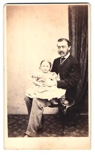 Fotografie Ludw. Schultz, Greenwich, glücklicher Vater mit seiner Tochter