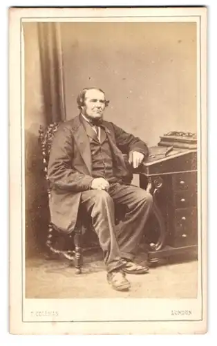 Fotografie T. Coleman, London, 19 Brunswick Place, gestandener Mann sitzt am Sekretär