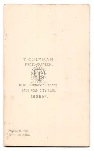 Fotografie T. Coleman, London, 19 Brunswick Place, gestandener Mann sitzt am Sekretär