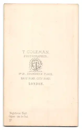 Fotografie T. Coleman, London, 19 Brunswick Place, gestandener Mann sitzt am Sekretär