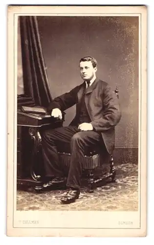 Fotografie T. Coleman, London, 19 Brunswick Place, junger Mann sitzt am Schreibpult