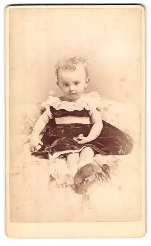 Fotografie J. Kennerell, Wisbech, 8 High Street, lockiges Kleinkind im Kleid