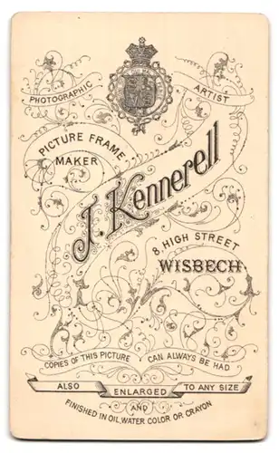 Fotografie J. Kennerell, Wisbech, 8 High Street, lockiges Kleinkind im Kleid