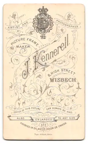 Fotografie J. Kennerell, Wisbech, 8 High Street, Wonneproppen im Kleidchen