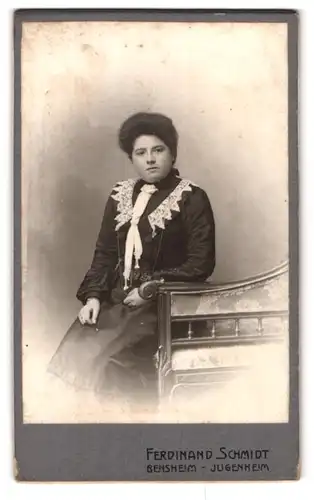 Fotografie Ferdinand Schmidt, Bensheim, Schönbergerstrasse 6, Portrait junge Dame in hübscher Kleidung