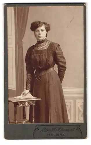 Fotografie C. Römmert, Helbra, Portrait junge Dame in hübscher Kleidung