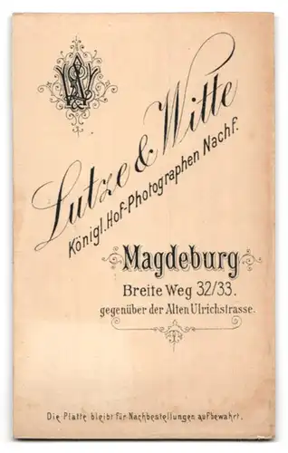 Fotografie Lutze & Witte, Magdeburg, Breite Weg 32-33, Portrait junges Mädchen im bestickten Kleid