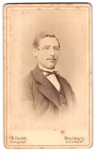 Fotografie Adolph Hecht, Magdeburg, Breite Weg 207, Portrait junger Herr in modischer Kleidung