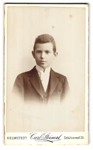 Fotografie Carl Steinert, Helmstedt, Schützenwall 31, Portrait junger Mann im Anzug mit Krawatte