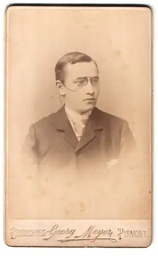 Fotografie Georg Meyer, Braunschweig, Bankplatz 3, Portrait junger Herr im Anzug mit Zwicker