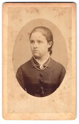 Fotografie Ad. Ludwig, Stendal, Hals-Strasse 62, Brustportrait junge Dame in hübscher Kleidung