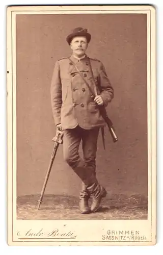 Fotografie Andreas Bönki, Grimmen, Portrait Jäger mit Flinte und Gewehrhalter in Uniform