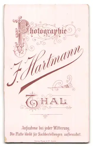 Fotografie J. Hartmann, Thal, Portrait Dame im Kleid mit Locken und Brosche