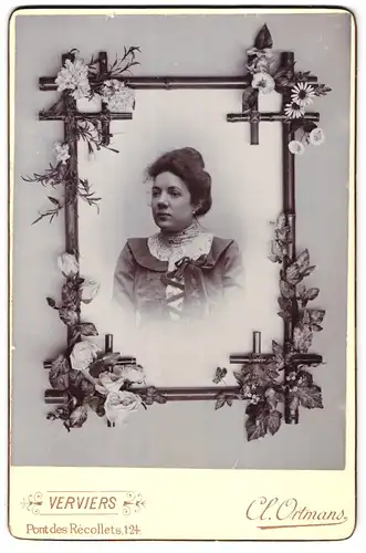 Fotografie Cl. Ortmans, Verviers, Pont des Recollets 124, Portrait Frau im Biedermeierkleid mit Schleife