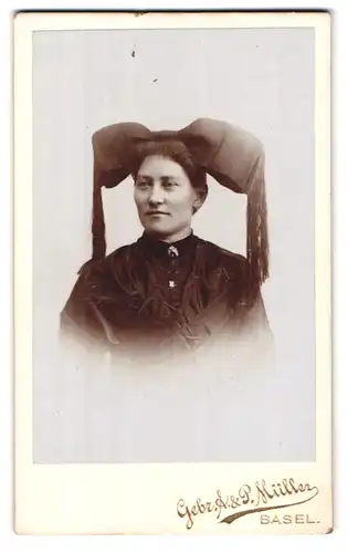 Fotografie Gebr. A. & P. Müller, Basel, Steinenthorberg, Portrait schweizerin in Tracht mit Brosche