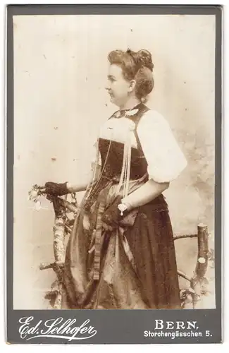 Fotografie Ed. Selhofer, Bern, Storchengässchen 5, Portrait junge Bernerin in Tracht mit Handschuhen