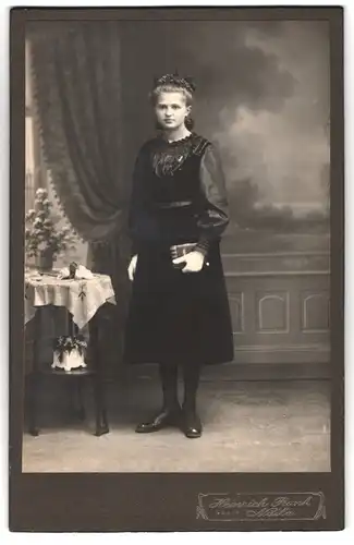 Fotografie Heinrich Rank, Naila, Portrait junge Frau im schwarzen Kleid mit Bibel in der Hand