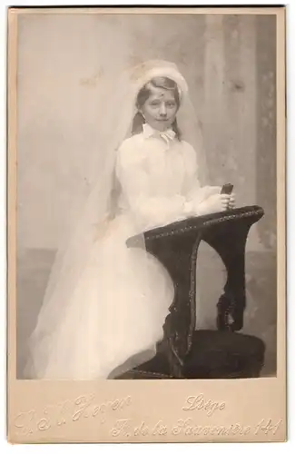 Fotografie L. K. Zeyen, Liege, B. de la Sauvenière 141, Portrait Mädchen im weissen Kleid mit Schleier und Bibel