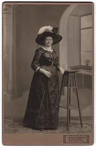 Fotografie Heinrich Wolf, Perchtoldsdorf, Hochstr. 1, Portrait ältere Dame im Biedermeierkleid mit Hut und Schirm