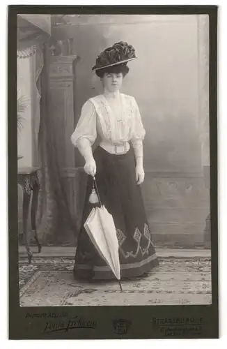 Fotografie Louis Frohwein, Strassburg i. E., Gutenbergplatz 7, Portrait junge Frau im Biedermeierkleid mit Hut u. Schirm