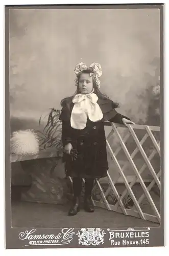 Fotografie Samson & Co., Bruxelles, Rue Neuve 145, Portrait Mädchen im Kleid mit Schleife und Haarschleife