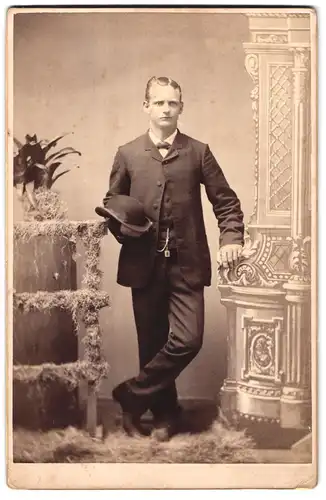 Fotografie J. H. Kammer, Ort unbekannt, 118 Pleasant St., Portrait junger Mann im Anzug mit Melone, Dandy