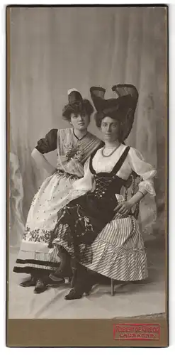Fotografie Robert de Greck, Lausanne, Portrait zwei Frauen in schweizer Tracht