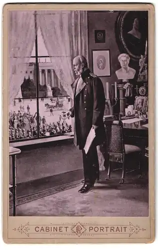 Fotografie Fotograf und Ort unbekannt, Portrait Kaiser Wilhelm I. am Fenster seines Arbeitszimmers in Uniform