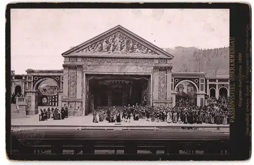 Fotografie unbekannter Fotograf, Ansicht Oberammergau, Kreuzschleppung bei den Passionsspielen 1890