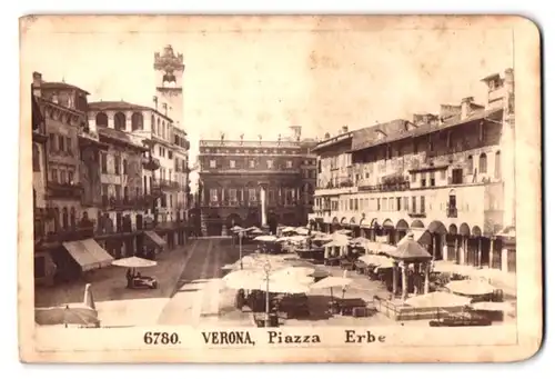 Fotografie G. Sommer, Napoli, Largo Vittoria, Ansicht Verona, Piazza Erbe mit Marktständen
