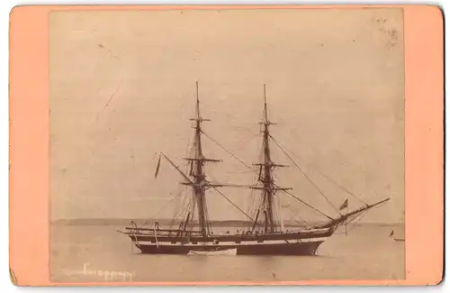 Fotografie Karl Karlson, Karlskrona, Ronnebygatan 23, Zweimaster Segelschiff: Briggen Snappopp