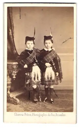 Fotografie Ghemar Freres, Bruxelles, 27 Rue de l`Ecuyer, Portrait Kinder in schottischer Tracht zum Fasching