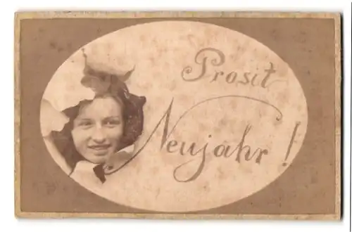 Fotografie unbekannter Fotograf und Ort, Frauporträt in durchbrochenem Blatt Papier, Neujahrsgruss, Fotomontage