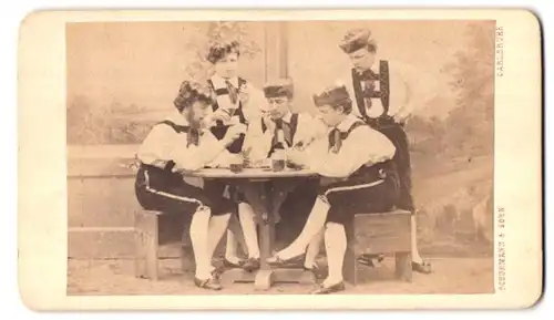 Fotografie Schuhmann & Sohn, Karlsruhe, Portrait Männer in Trachten beim Kartenspiel