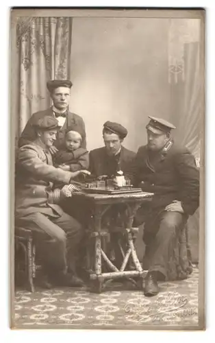 Fotografie Nybljn, Kristiania, Karl den 12tes Gade 5, Portrait Männer mit Kind bei einem kühlen Schwarzbier