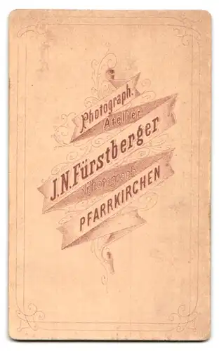 Fotografie J.N. Fürstberger, Pfarrkirchen, Portrait Schauspielerin im Bühnenkleid mit Lorbeerkranz