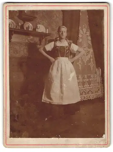 Fotografie unbekannter Fotograf und Ort, Frau in sächsischer Tracht in heimischer Stube