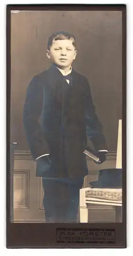 Fotografie Max Förster, Einsiedel, Portrait junger Knabe im Anzug mit Bibel in der Hand