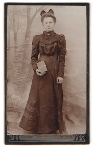 Fotografie August Scheibe, Singwitz, Portrait junge Frau im schwarzen Kleid mit Haarschleife, Kommunion